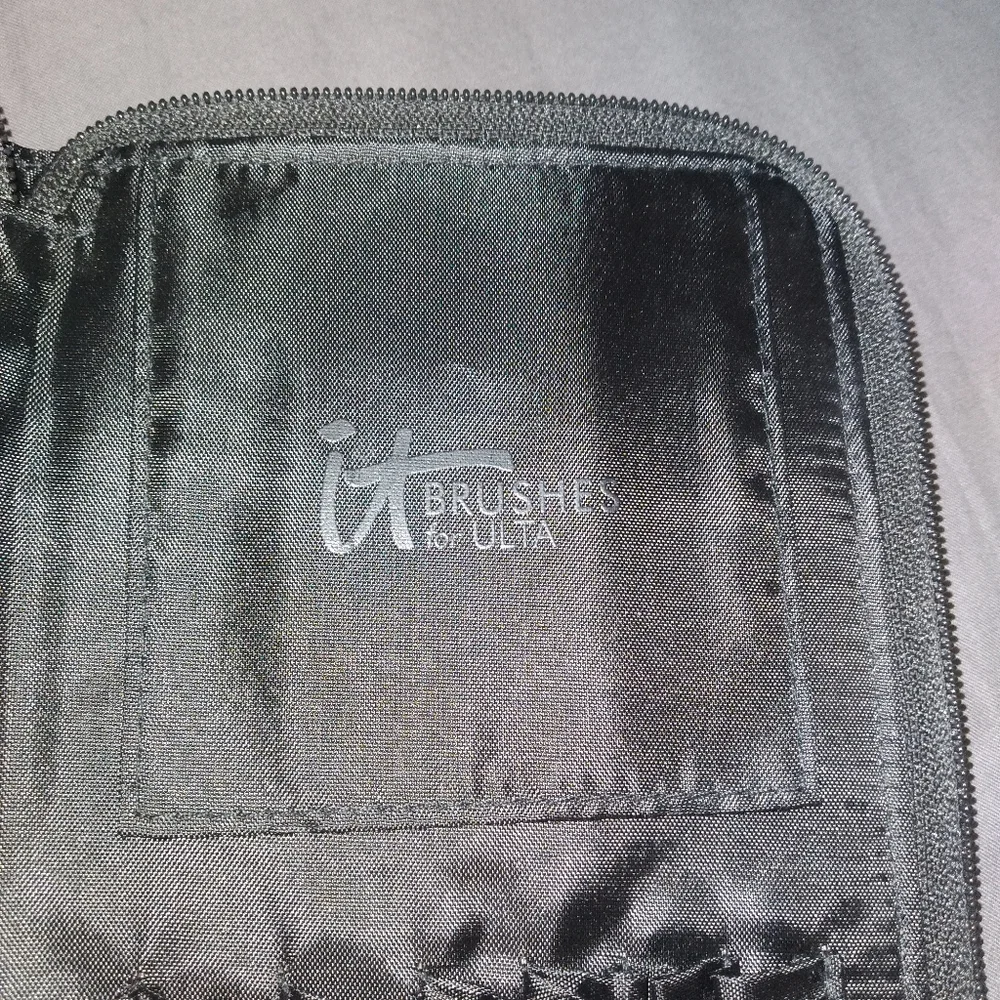 Nwot It cosmetics makeup brush case